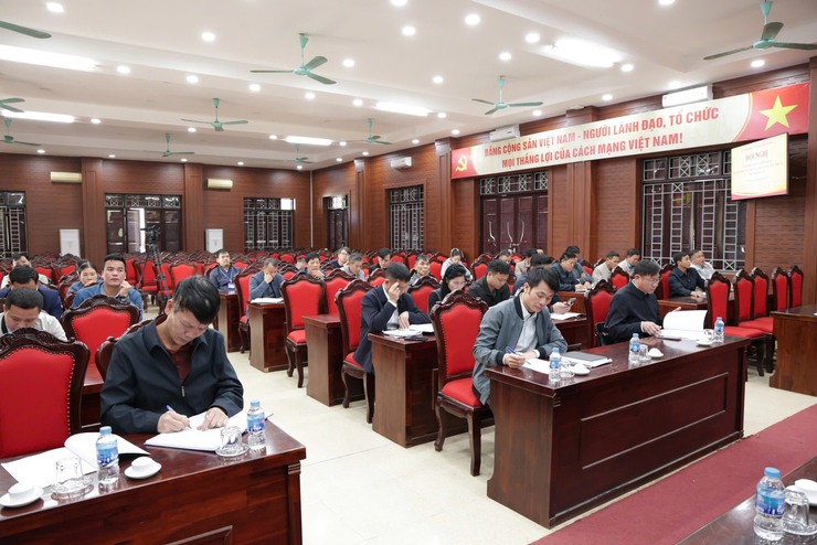 Hội nghị nghe báo cáo và triển khai một số nhiệm vụ trọng tâm về công tác bầu cử trên địa bàn xã- Ảnh 4.