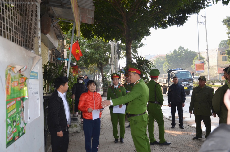Phường Tùng Thiện ra quân lập lại trật tự, kỷ cương, văn minh đô thị - Ảnh 3.