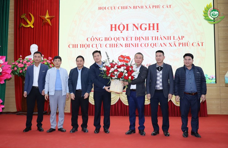 Hội Cựu chiến binh xã Phú Cát công bố quyết định thành lập Chi hội Cựu chiến binh cơ quan xã gồm 19 đồng chí- Ảnh 6.