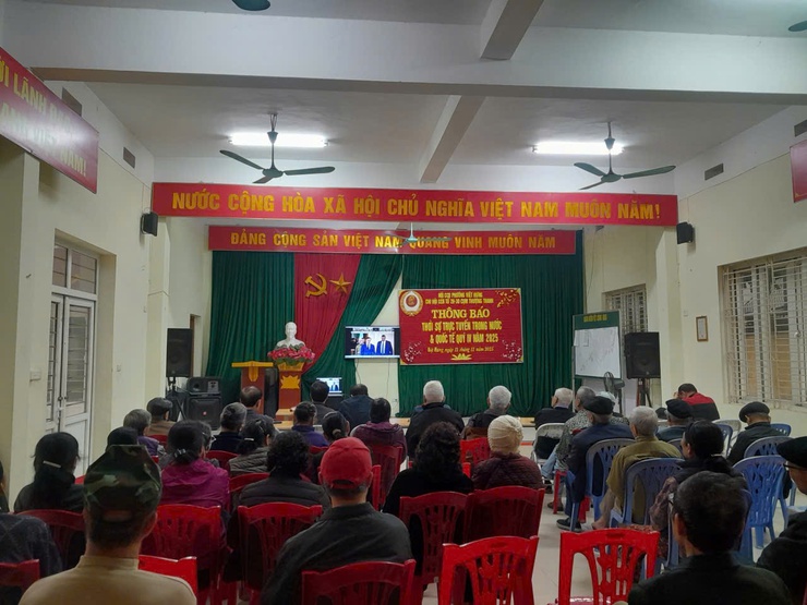 Cựu chiến binh phường Việt Hưng, Hà Nội đấu tranh chống lại những thông tin, luận điệu sai trái trên mạng xã hội của các thế lực thù địch, bảo vệ nền tảng tư tưởng của Đảng.- Ảnh 1.