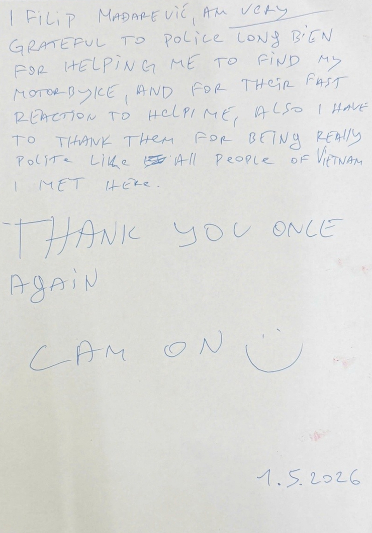 Công an phường Long Biên hỗ trợ du khách nước ngoài tìm lại tài sản thất lạc- Ảnh 2.