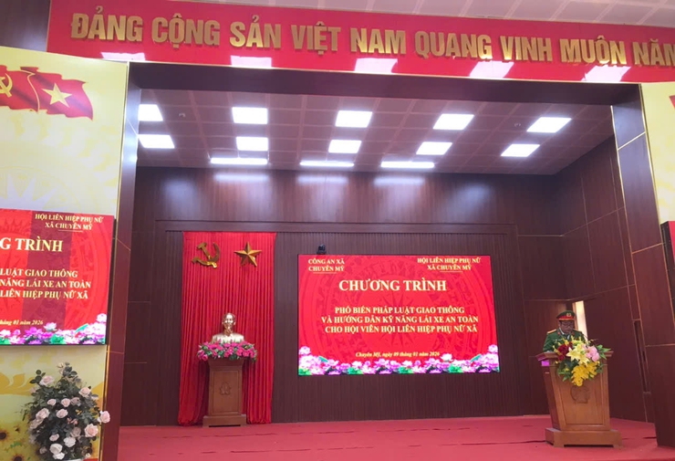 Tuyên truyền phổ biến pháp luật và hướng dẫn lái xe an toàn cho hội viên phụ nữ xã Chuyên Mỹ- Ảnh 1.