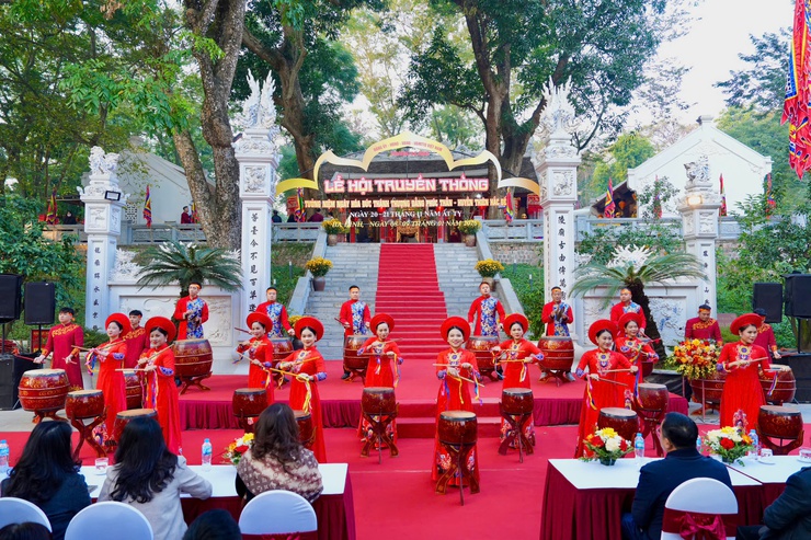 Linh thiêng Lễ hội tưởng niệm ngày Hóa Đức Thánh Huyền Thiên Hắc Đế tại Đền Núi Sưa- Ảnh 1.