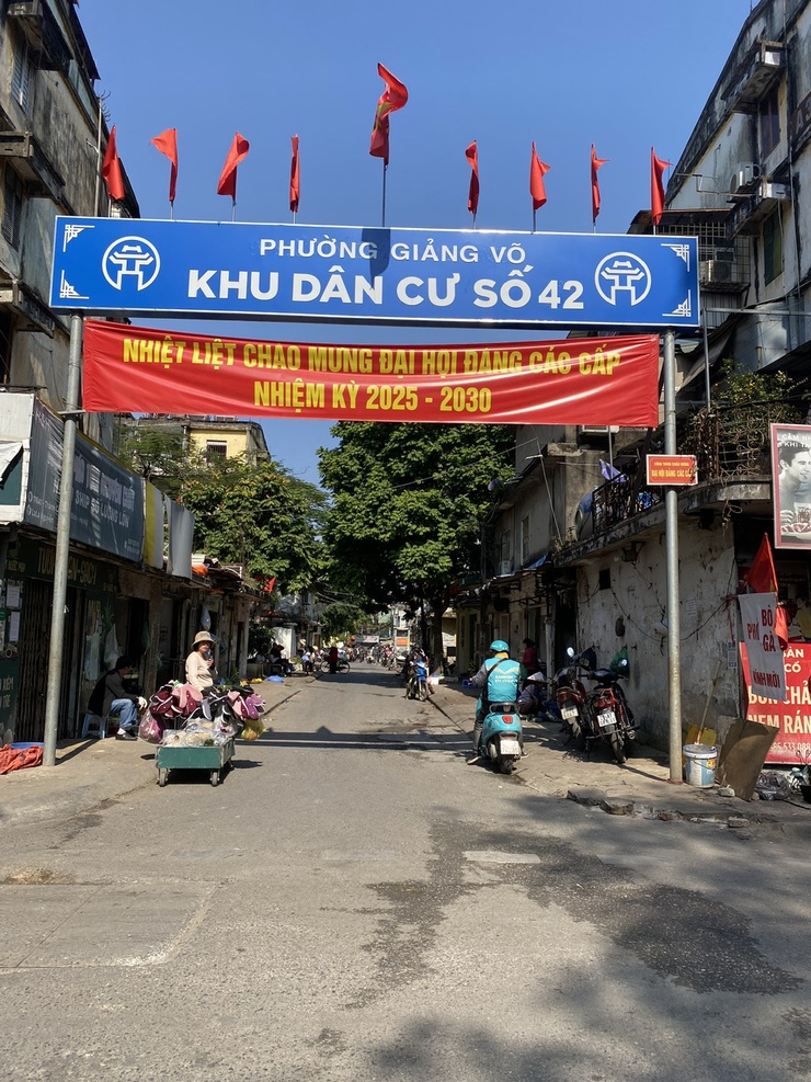 ĐỊA BÀN DÂN CƯ PHƯỜNG GIẢNG VÕ RỰC RỠ CỜ HOA ĐÓN NĂM MỚI 2026 VÀ CHÀO MỪNG ĐẠI HỘI XIV CỦA ĐẢNG- Ảnh 4.