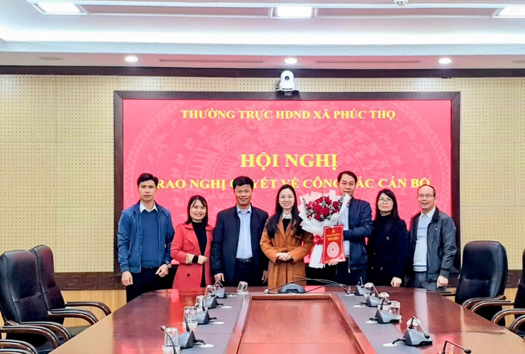 THƯỜNG TRỰC HĐND XÃ PHÚC THỌ TRAO NGHỊ QUYẾT VỀ CÔNG TÁC CÁN BỘ- Ảnh 2.