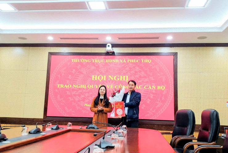 THƯỜNG TRỰC HĐND XÃ PHÚC THỌ TRAO NGHỊ QUYẾT VỀ CÔNG TÁC CÁN BỘ- Ảnh 1.