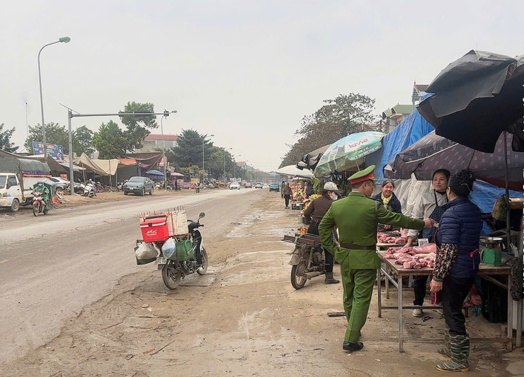 Phú Nghĩa: Tập trung triển khai đồng bộ các giải pháp xử lý, giải quyết điểm nghẽn về trật tự đô thị- Ảnh 4.