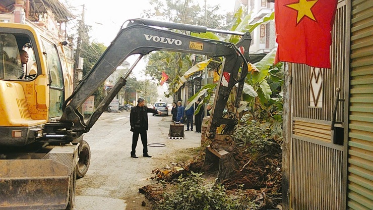 Tiểu ban ô nhiễm môi trường xã Hòa Phú tổ chức ra quân làm công tác vệ sinh môi trường- Ảnh 1.