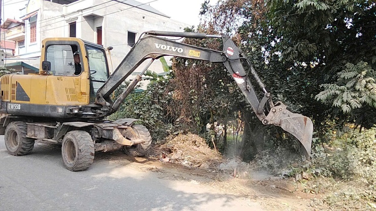 Tiểu ban ô nhiễm môi trường xã Hòa Phú tổ chức ra quân làm công tác vệ sinh môi trường- Ảnh 2.