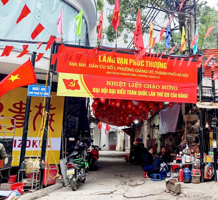 ĐỊA BÀN DÂN CƯ PHƯỜNG GIẢNG VÕ RỰC RỠ CỜ HOA ĐÓN NĂM MỚI 2026 VÀ CHÀO MỪNG ĐẠI HỘI XIV CỦA ĐẢNG- Ảnh 2.