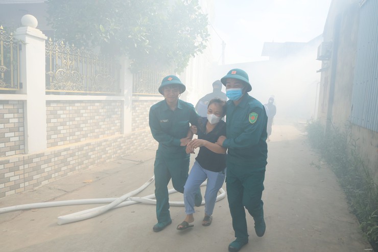 UBND xã Phú Nghĩa tổ chức diễn tập phương án chữa cháy và cứu nạn, cứu hộ huy động nhiều lực lượng năm 2026 - Ảnh 14.