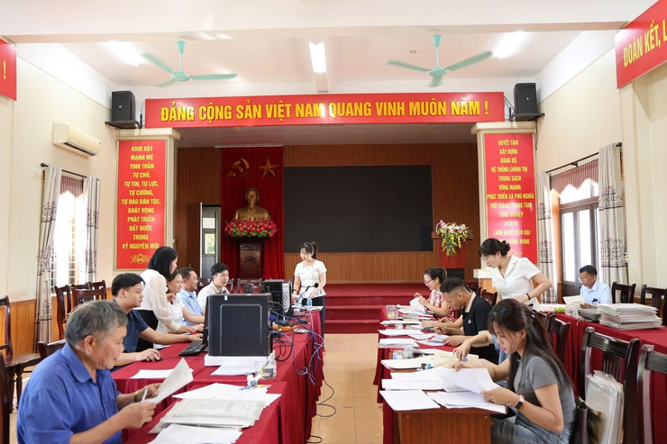 Đảng ủy xã Phú Nghĩa đẩy mạnh số hóa, tạo lập hồ sơ đảng viên, hướng tới xây dựng “Đảng bộ số” - Ảnh 1.