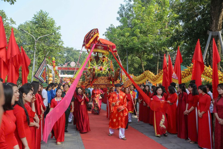 Hát Môn: Trang trọng lễ dâng hương kỷ niệm 1.986 năm Ngày Hai Bà Trưng hội quân tế cờ khởi nghĩa 4/9 âm lịch - Ảnh 14.