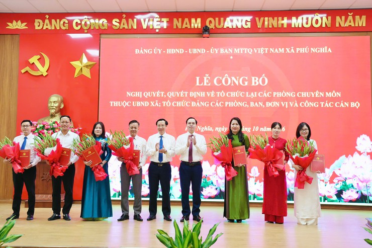 Đảng ủy - HĐND - UBND - Ủy ban MTTQ xã Phú Nghĩa tổ chức Lễ công bố Nghị quyết, Quyết định về tổ chức lại các phòng chuyên môn thuộc UBND xã, tổ chức Đảng các phòng, ban, đơn vị - Ảnh 7.