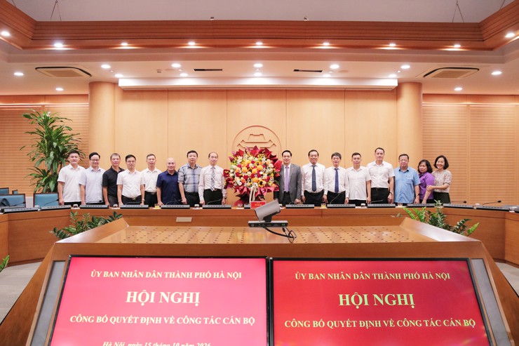 Giám đốc Bệnh viện Đa khoa Xanh Pôn được bổ nhiệm làm Phó Giám đốc Sở Y tế thành phố Hà Nội - Ảnh 4.