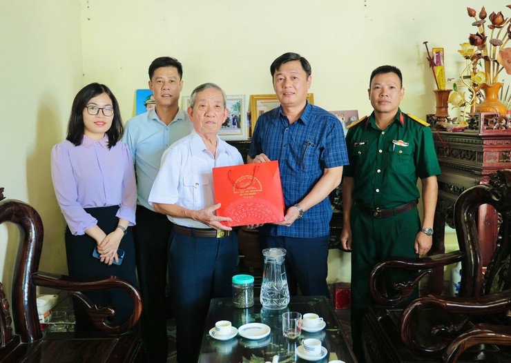 Đồng chí Phó Bí thư Thường trực Đảng ủy xã thăm, tặng quà đối tượng chính sách nhân kỷ niệm 80 năm Ngày truyền thống lực lượng vũ trang Thủ đô - Ảnh 2.