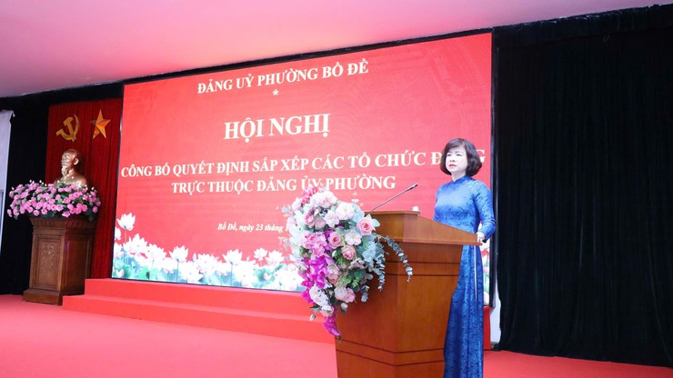 Phường Bồ Đề công bố Quyết định sắp xếp các tổ chức Đảng trực thuộc Đảng ủy phường - Ảnh 2.