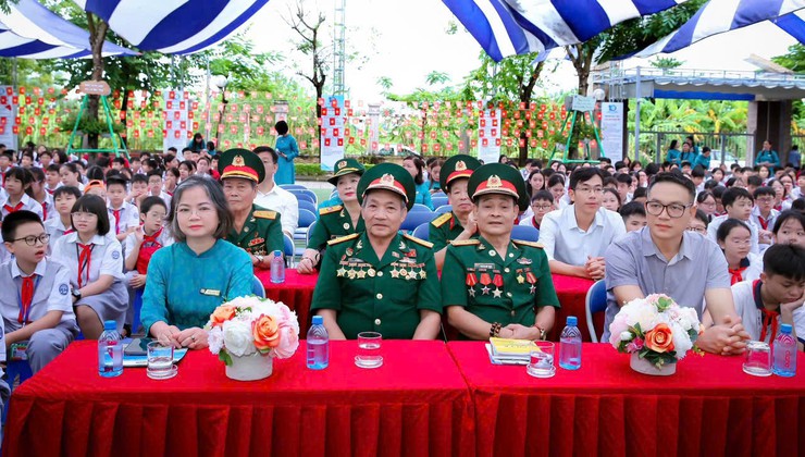 MỘT THỜI HOA LỬA – KHI NHÂN CHỨNG LỊCH SỬ TRỞ THÀNH NGƯỜI THẦY ĐẶC BIỆT - Ảnh 13.