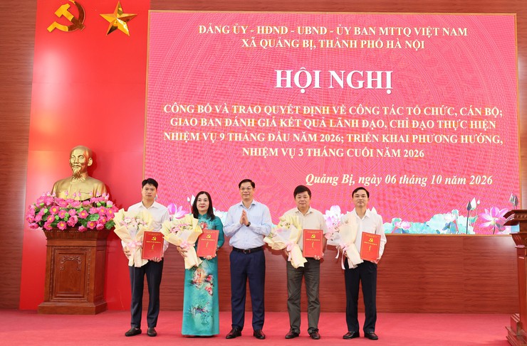 Xã Quảng Bị công bố, trao các quyết định về công tác tổ chức, cán bộ và kiện toàn đội ngũ Trưởng thôn nhiệm kỳ 2026-2031 - Ảnh 1.