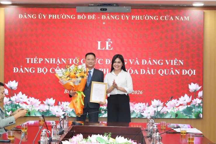 Đảng ủy phường Bồ Đề tổ chức lễ tiếp nhận tổ chức và đảng viên Đảng bộ Công ty Cổ phần Hóa dầu Quân đội - Ảnh 3.