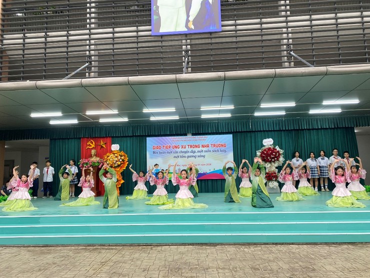 TRƯỜNG THCS TÂN MAI TỔ CHỨC SINH HOẠT DƯỚI CỜ CHỦ ĐỀ “GIAO TIẾP ỨNG XỬ TRONG NHÀ TRƯỜNG”
- Ảnh 2.