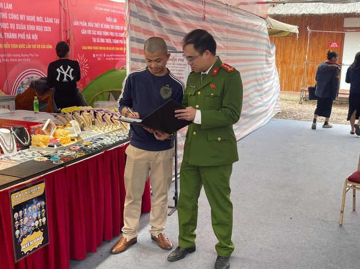 TĂNG CƯỜNG KIỂM TRA, BẢO ĐẢM AN TOÀN PHÒNG CHÁY, CHỮA CHÁY TẠI HỘI CHỢ XUÂN BÍNH NGỌ 2026 TRÊN ĐỊA BÀN XÃ ỨNG THIÊN- Ảnh 2.