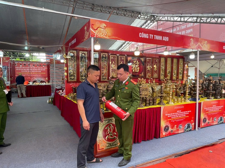 TĂNG CƯỜNG KIỂM TRA, BẢO ĐẢM AN TOÀN PHÒNG CHÁY, CHỮA CHÁY TẠI HỘI CHỢ XUÂN BÍNH NGỌ 2026 TRÊN ĐỊA BÀN XÃ ỨNG THIÊN- Ảnh 3.