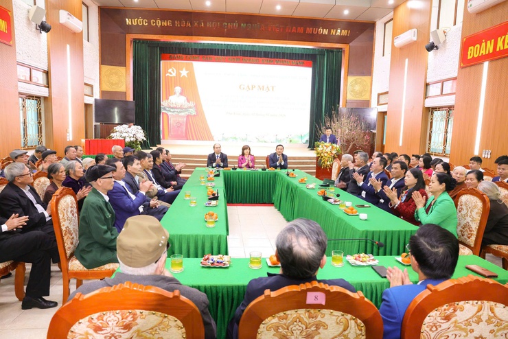 ĐẢNG ỦY - HĐND - UBND – UBMTTQ VIỆT NAM XÃ THƯ LÂM GẶP MẶT CÁN BỘ CHỦ CHỐT QUA CÁC THỜI KỲ NHÂN DỊP XUÂN BÍNH NGỌ 2026- Ảnh 1.