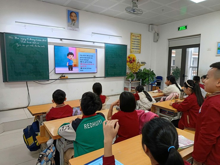 Trường Tiểu học Tân Mai tổ chức sinh hoạt dưới cờ với chuyên đề giáo dục giới tính và kỹ năng bảo vệ bản thân cho học sinh- Ảnh 1.