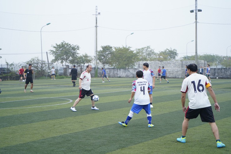 Sôi nổi Giải bóng đá cán bộ, công chức, viên chức và người lao động xã Chuyên Mỹ năm 2026- Ảnh 11.