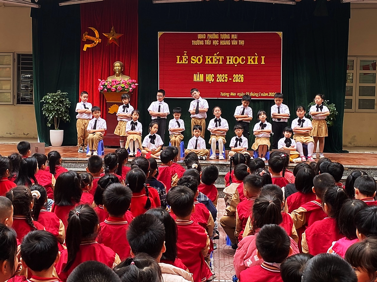 Rực rỡ sắc xuân trong lễ sơ kết học kì 1 của trường Tiểu học Hoàng Văn Thụ.- Ảnh 1.