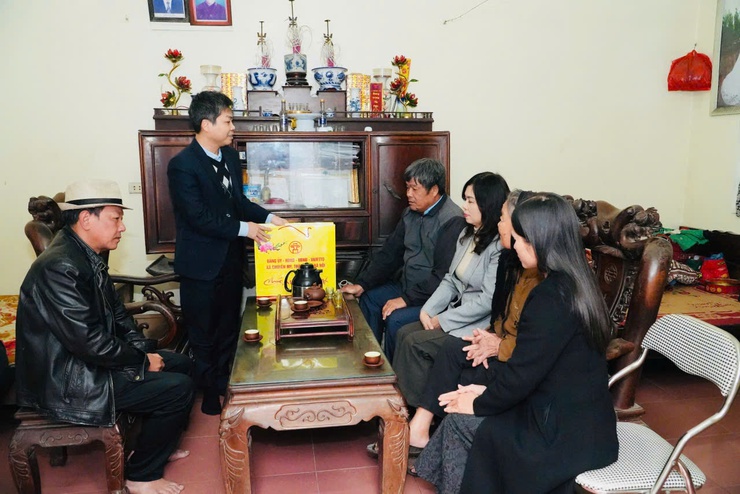 Đồng chí Trưởng Ban xây dựng Đảng trao tặng quà tết tới các gia đình chính sách- Ảnh 3.