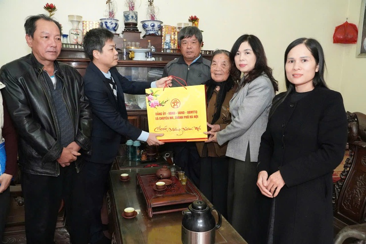 Đồng chí Trưởng Ban xây dựng Đảng trao tặng quà tết tới các gia đình chính sách- Ảnh 4.