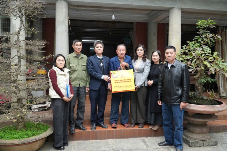 Đồng chí Trưởng Ban xây dựng Đảng trao tặng quà tết tới các gia đình chính sách- Ảnh 5.