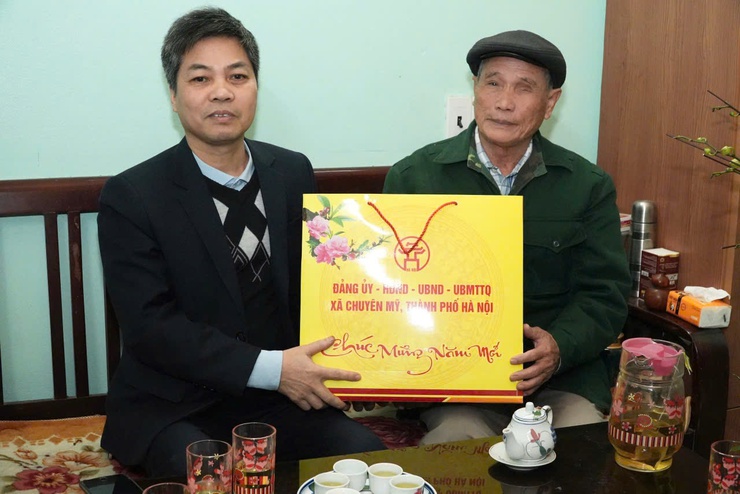 Đồng chí Trưởng Ban xây dựng Đảng trao tặng quà tết tới các gia đình chính sách- Ảnh 2.