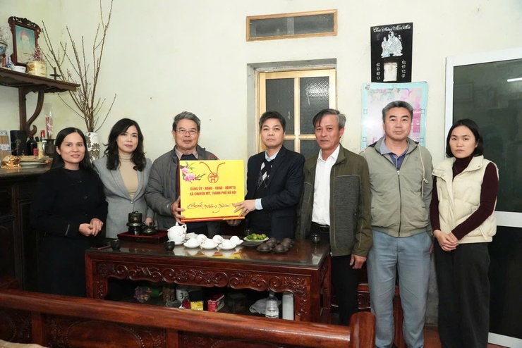 Đồng chí Trưởng Ban xây dựng Đảng trao tặng quà tết tới các gia đình chính sách- Ảnh 1.