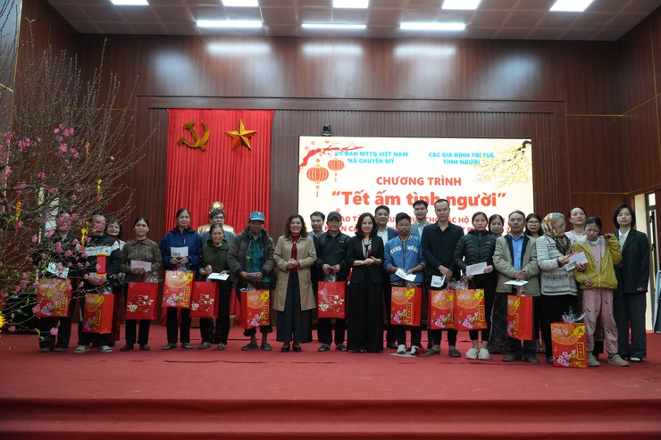 Uỷ ban MTTQ xã kết nối, trao tặng 36 suất quà tết cho các hộ có hoàn cảnh khó khăn- Ảnh 1.