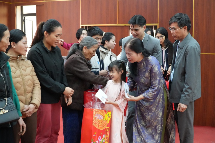 Uỷ ban MTTQ xã kết nối, trao tặng 36 suất quà tết cho các hộ có hoàn cảnh khó khăn- Ảnh 3.