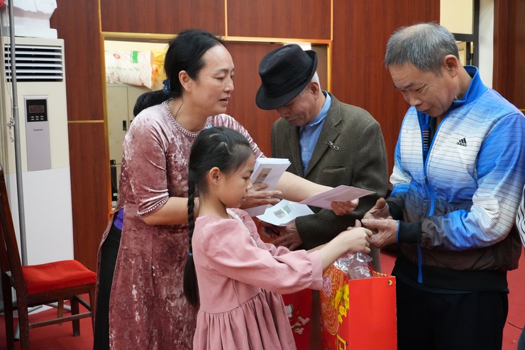 Uỷ ban MTTQ xã kết nối, trao tặng 36 suất quà tết cho các hộ có hoàn cảnh khó khăn- Ảnh 2.