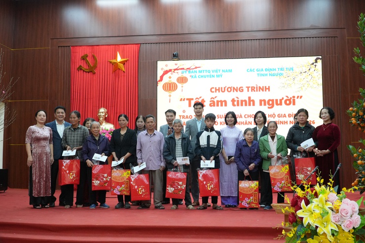 Uỷ ban MTTQ xã kết nối, trao tặng 36 suất quà tết cho các hộ có hoàn cảnh khó khăn- Ảnh 4.