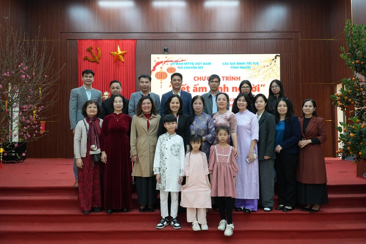 Uỷ ban MTTQ xã kết nối, trao tặng 36 suất quà tết cho các hộ có hoàn cảnh khó khăn- Ảnh 5.