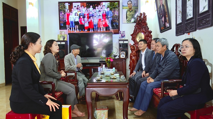 Đồng chí Phó Bí thư TT Đảng uỷ xã đi thăm, tặng quà tết nguyên đán Bính Ngọ 2026
- Ảnh 2.