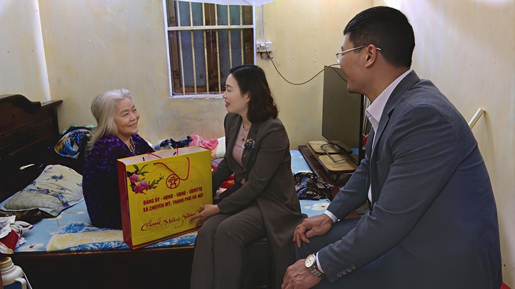 Đồng chí Phó Bí thư TT Đảng uỷ xã đi thăm, tặng quà tết nguyên đán Bính Ngọ 2026
- Ảnh 3.