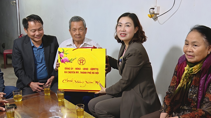 Đồng chí Phó Bí thư TT Đảng uỷ xã đi thăm, tặng quà tết nguyên đán Bính Ngọ 2026
- Ảnh 4.