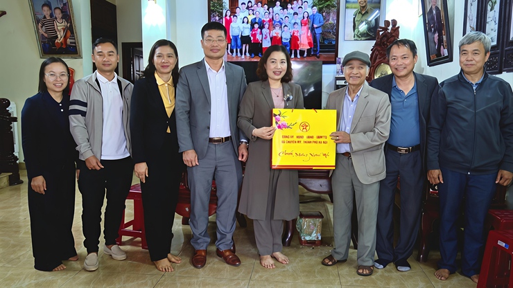 Đồng chí Phó Bí thư TT Đảng uỷ xã đi thăm, tặng quà tết nguyên đán Bính Ngọ 2026
- Ảnh 1.