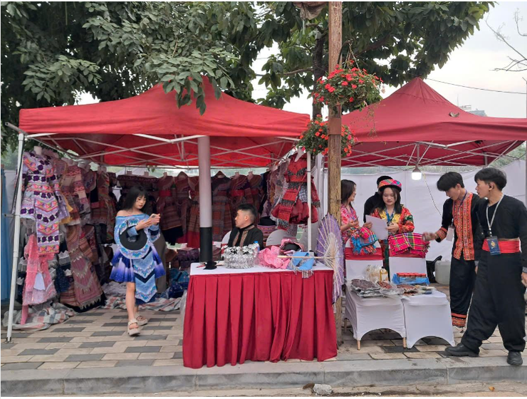 Rực rỡ sắc màu vùng cao tại "Tết Mông xuống phố 2026"- Ảnh 4.