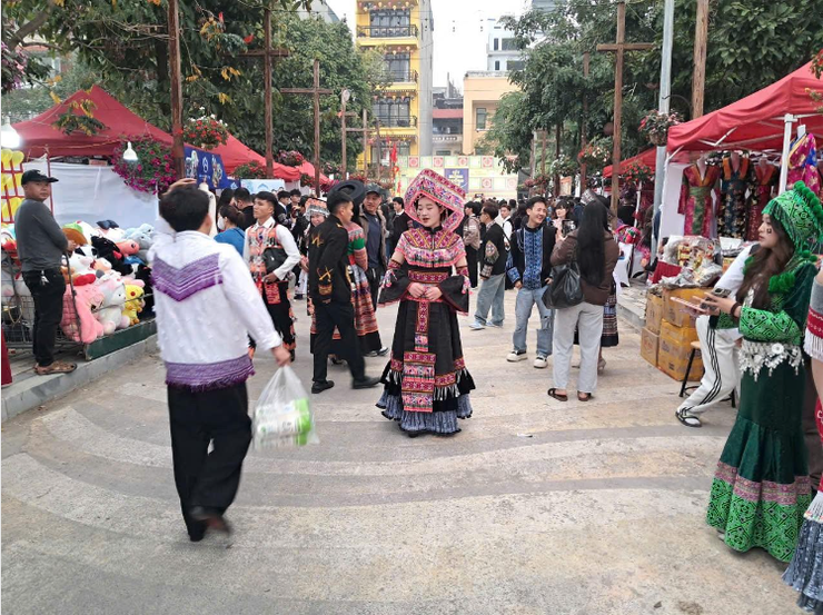 Rực rỡ sắc màu vùng cao tại "Tết Mông xuống phố 2026"- Ảnh 8.