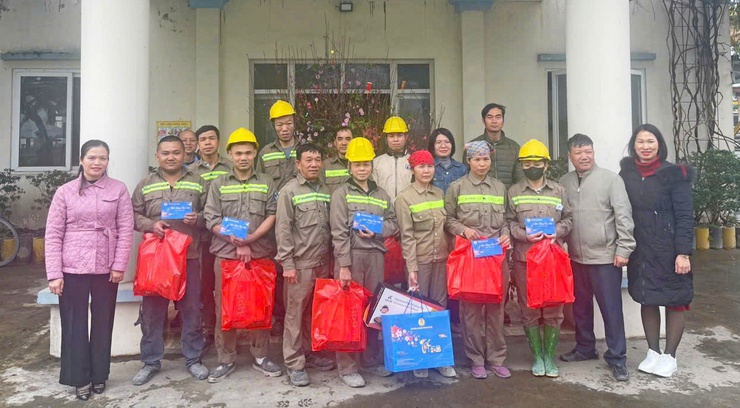 Công đoàn xã Đoài Phương thăm, tặng quà đoàn viên, người lao động nhân dịp Tết Nguyên đán Bính Ngọ năm 2026

- Ảnh 1.