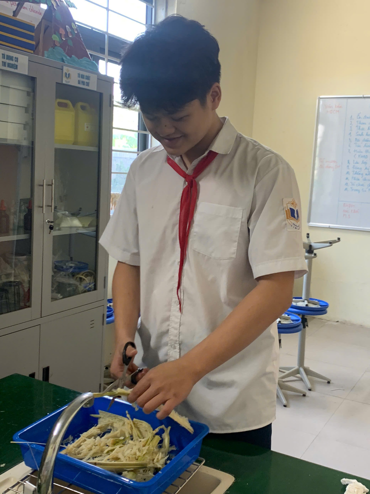 Trường THCS Linh Đàm bước lên bục vinh danh tại cuộc thi Khoa học kĩ thuật cấp Thành phố với dự án: Nghiên cứu chế tạo vật liệu hấp phụ dầu từ bã mía- Ảnh 1.