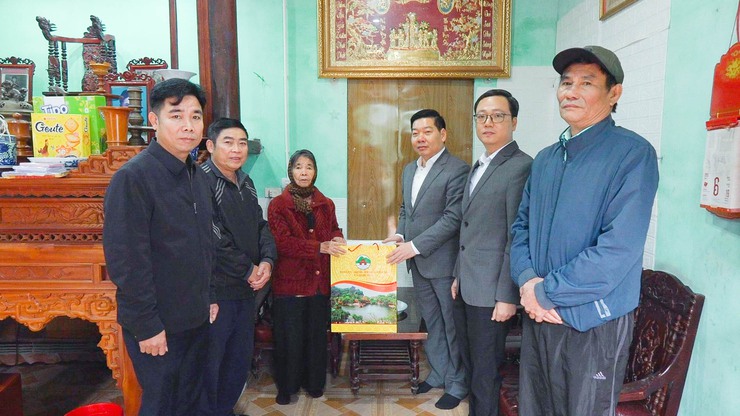 Đồng chí Nguyễn Trường Sơn- Bí thư Đảng uỷ, Chủ tịch HĐND xã Quốc Oai thăm, chúc Tết và tặng quà người có công, người cao tuổi nhân dịp Tết Bính Ngọ 2026- Ảnh 2.